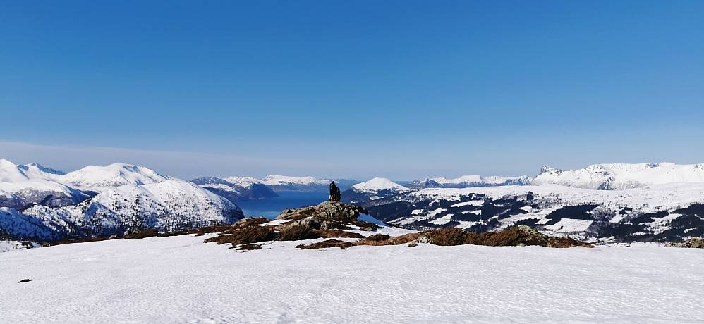 Ifrå varden ved Skarphornet! Fleire på tur til toppen denne dagen!  