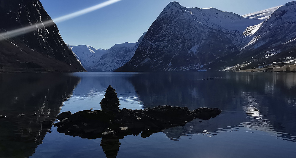 Stille morgen ved Kjøsnesfjorden/Jølster
