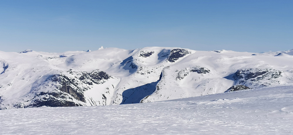 Dronninga Lodalskåpa å skue langt bakom på Jostedalsbreen.