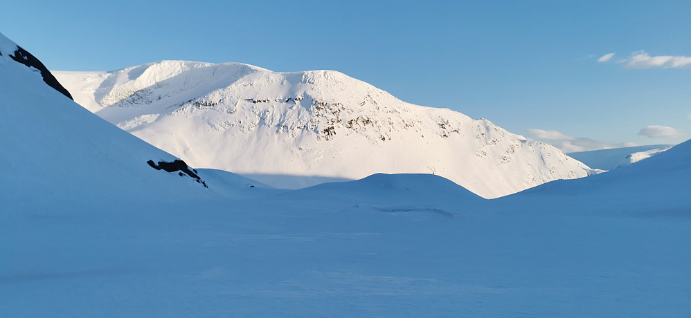 Siste kveldssola i fjella og ned mot brefallet ved Haugabreen. Skareføre ned ifrå toppen av Snønipa 
