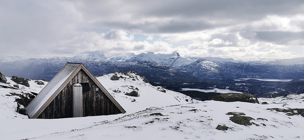 På toppen av Hatlesetnipa