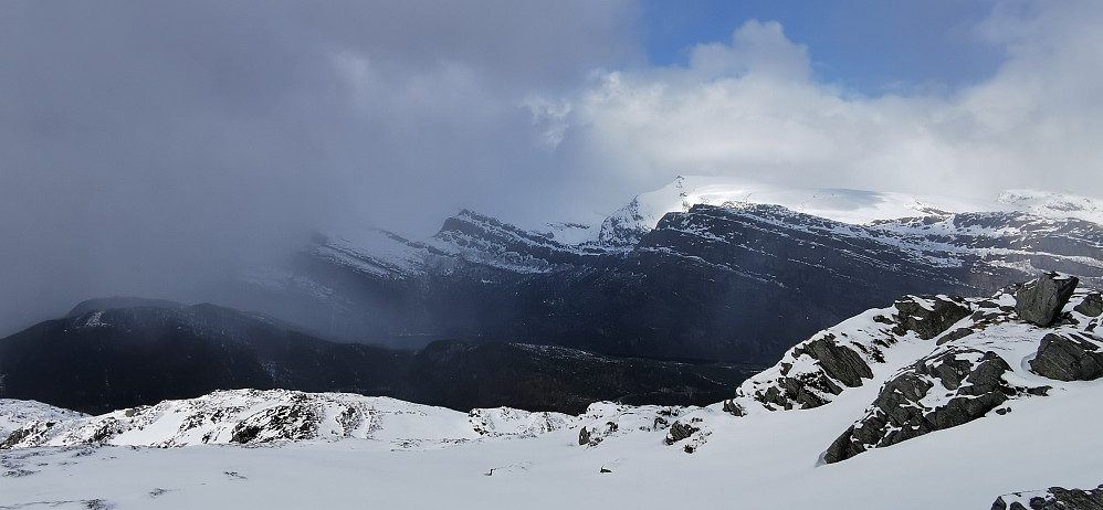 Ifrå toppen av Hatlesetnipa var det fantastisk å nyte fjella og dei fine legdene. Kom ekstra fram med snøen og skybrudda!