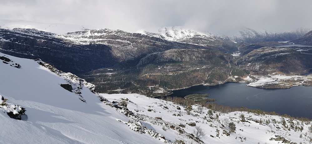 Ingen andre å sjå enn skuet av eit fantastisk natur galleri i særklasse med legder og fossefall. Vindmølleskuet like ved er ikkje med på bilder her.