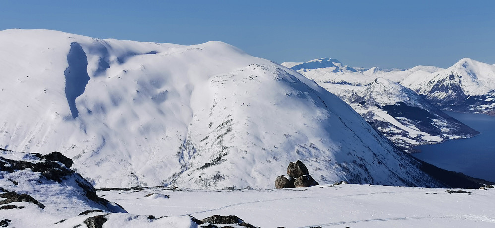 Mot etterkvart det så svært populære skifjellet Olahansfjellet 1215 ifrå Myklebustdalen og Dvergsdalen med Jølstravatnet i bakgrunn og nesten til heimen i Sanddalen. 