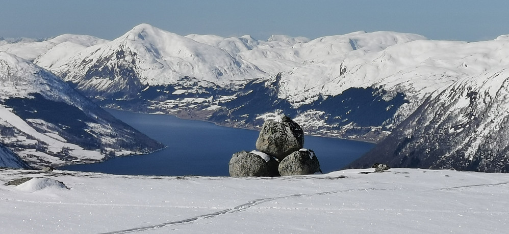 Fantastisk kva naturen stabler i sitt rike! Ifrå Støylsnova med Jølstravatnet i bakgrunn. 