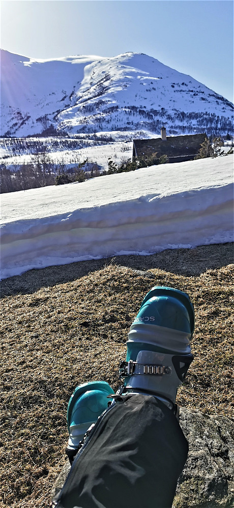 Tid til å sitte i solveggen siste timen på Dvergsdalsstøylen og skue alle dei som nyter Olahansfjellet. 