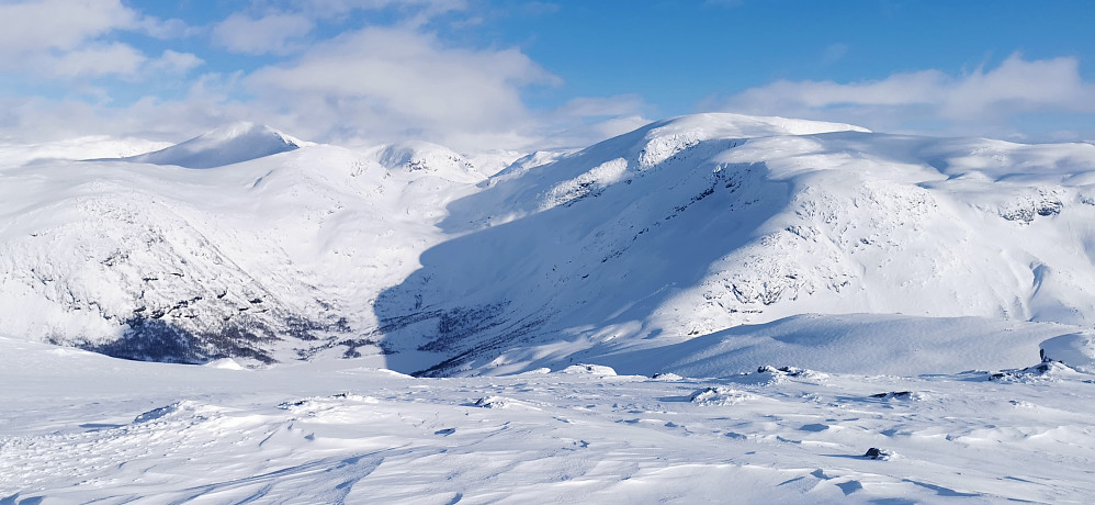Ifrå Sanddalsfjellet 1191 mot Isvassnipa og Kvitefjellet 1428 m