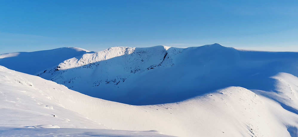 Ifrå Tortnegrøegga mot Storaksla og Bjørga 1551 m