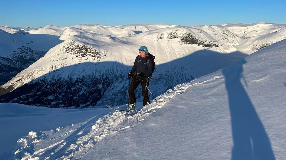 Fint å komme over skavlkanten mot Tortnegrøegga og kjenne den fine solvarmen i ansiktet. 