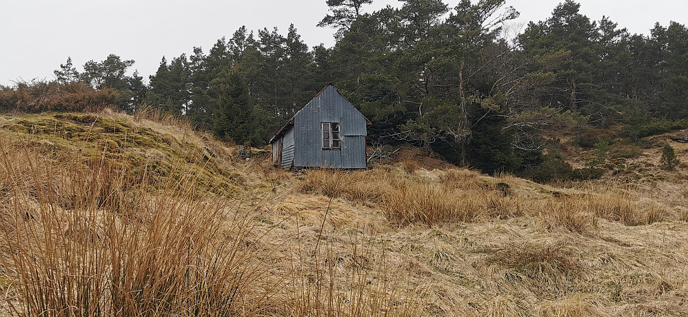 Nokre gule merkeband var å finne bakom uteløa mot toppen! Litt av og på sti oppover!