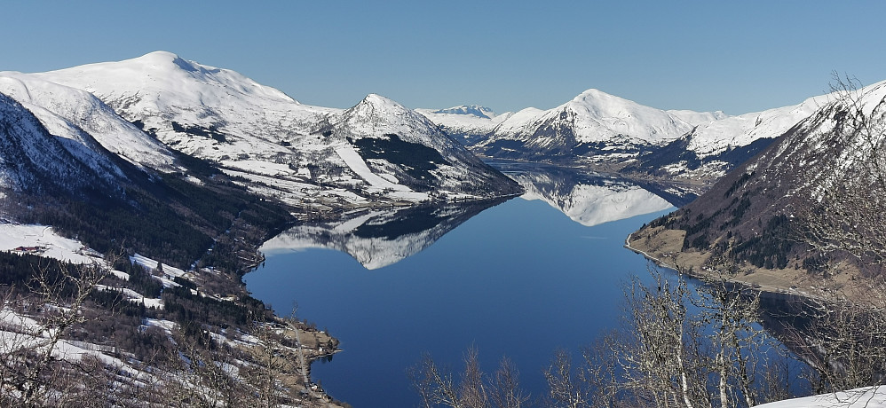 Så ufattelig stille over Jølstravatnet og fjella!