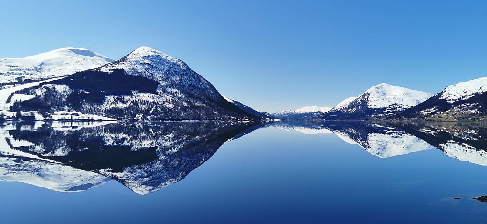 Sanddalsfjellet og Klauva i Jølster! Med eit blikkstille og vakkert Jølstravatn.  