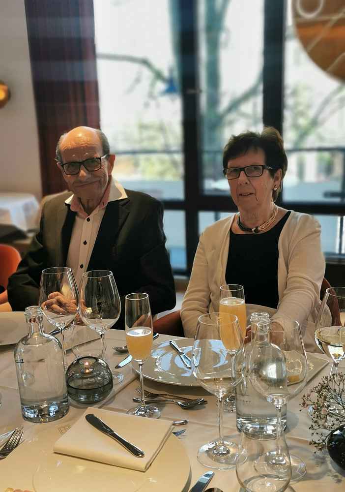 80 års jubilanten. Pappsen som var rektor i yrket og mammsen som ein fullverdig god støttespelar for alle i familien og i skulen under oppveksten.  