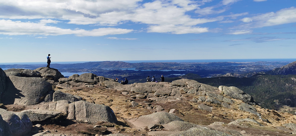 Etter storfeiringer var det himmelsk med første tur i godveret til Løvstakken i Bergen. Nydelig ver og mange på tur :) 