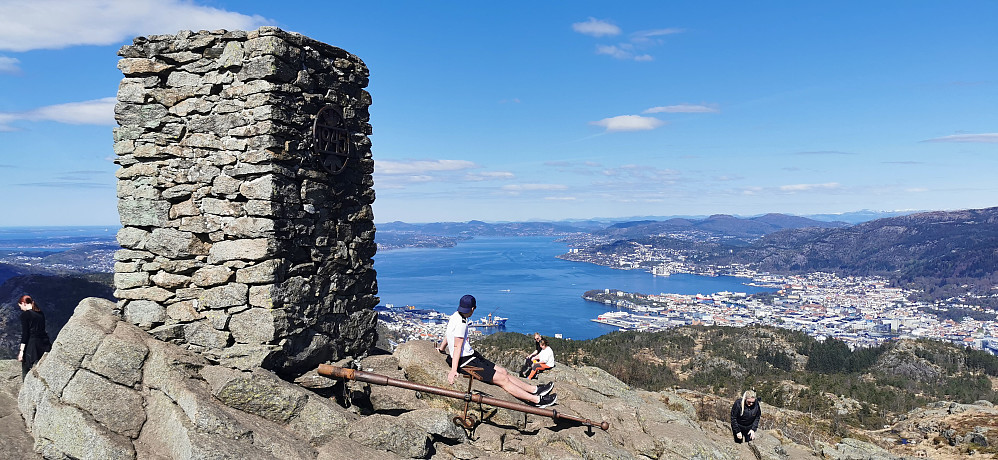 Mange nyter stilla og godveret oppe ved varden på Løvstakken.  