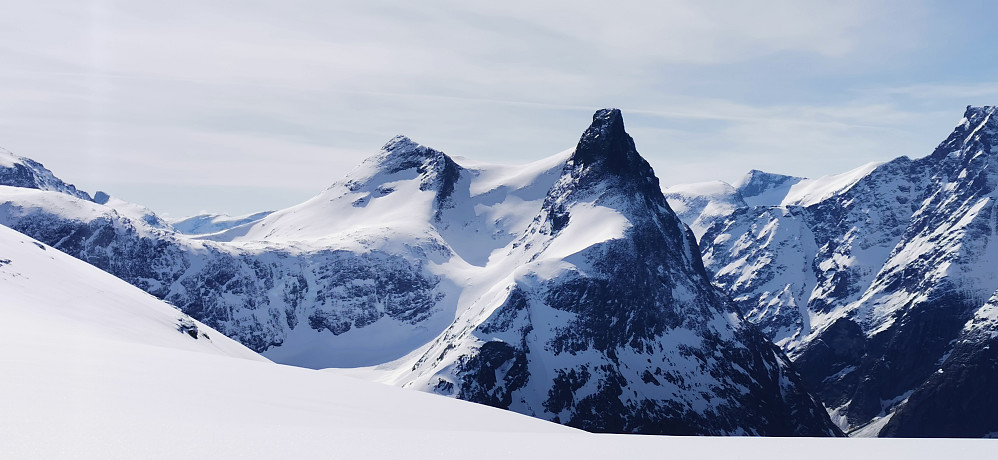 Markante Romsdalshorn i vinterkappe.