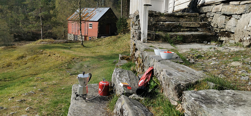 Fint å nyte stillheita i tunet med morgensola og eit yrande fugleliv. Koke seg kaffe og tenke på dei gamle tradisjonane som visast så godt. Og kven var dei menneska som levde i dette tunet!