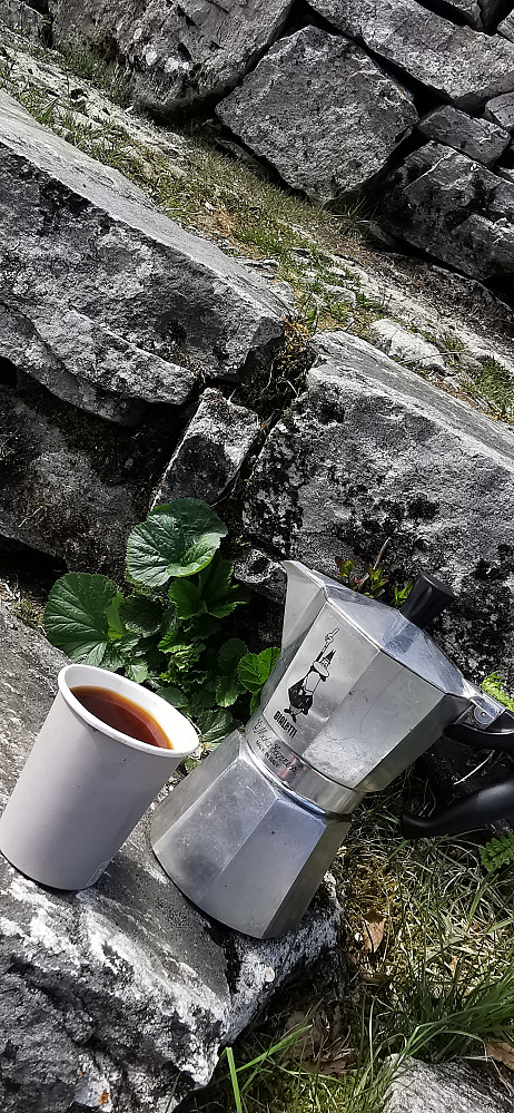 Hærleg å nyte kaffe i sola etter tur