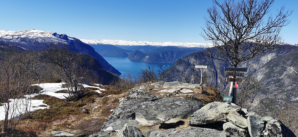 På heimtur tok vi turen oppom Storehaugen og tok tid til å nyte sola i solveggen på hyttebua som står der oppe.
