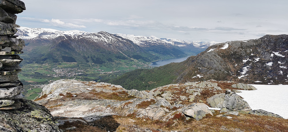 Ifrå Halvgjerda mot Tindefjellet og Jølstravatnet
