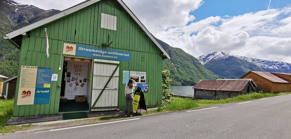 Fint å russle rundt i bokbyen i Fjærland ilag med Miriam