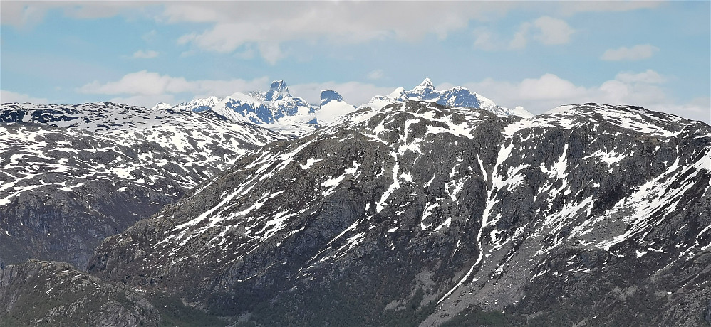 Flott å skue stortoppane på Sognefjellet ifrå Molden