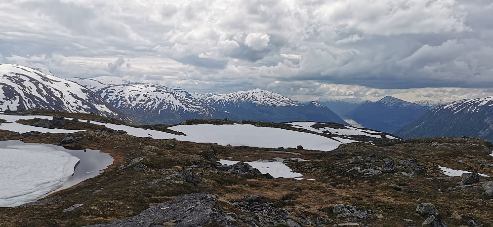 Mot Jølstravatnet