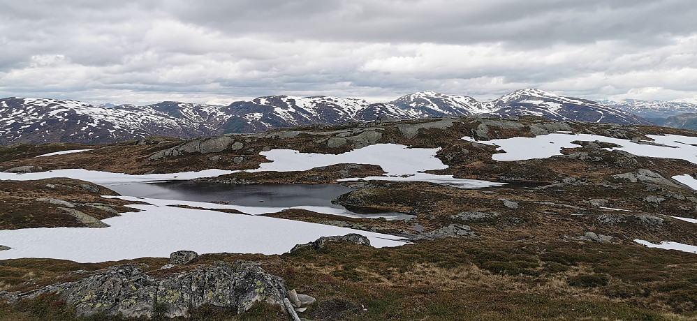 Minker på snøen og isen! Kun nokre småfonner att i stien mot toppen ifrå Eikås sida.