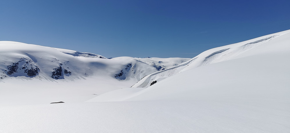 Ved siste topp Vest for Tunsbergdalsbreen 1689 moh Det er så vanvittig fint å være her! ingen å skue, ikkje eit spor! Berre ei stille og ein fred som ikkje kan beskrivast i ein vanvittig mektig natur! Dette er Sogn og Fjordane og i mitt nærmiljø og kall det bakgården!! :)