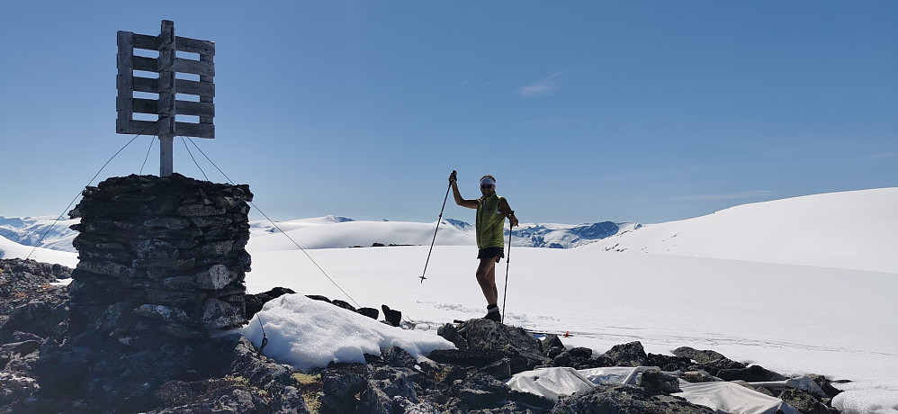 Johan på Tverradalsnosi 1637 Fint å skue området i sola her. Skal tru kven som bygde opp steinane til varde og markerte akkurat denne fjelltoppen ein gong!??