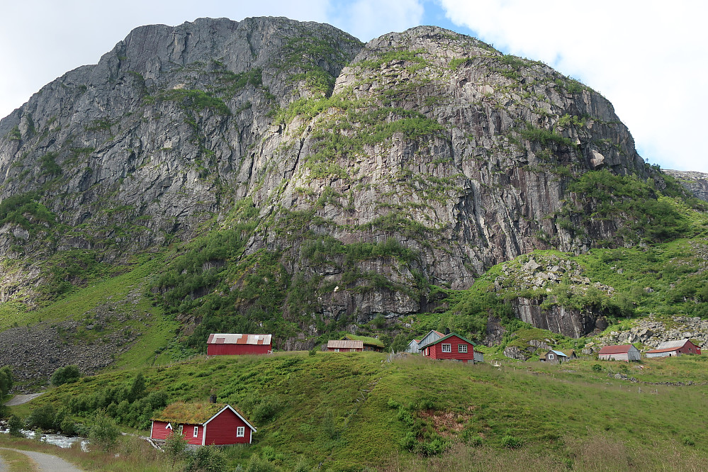 Parkerte oppe ved Ytre Kandals-støylen og Nesstøylen. For eit område med mange tur muligheter inn i Naustdal - Gjengedal landskapsvernområde.