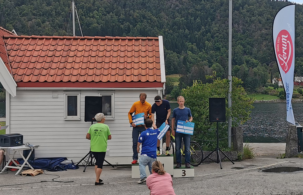 Gutta krutt! 1 Johan Bugge 38.00.6, 2 Torbjørn Ludvigsen 38.19.1 & 3 Øyvind H. Sundby 38.53.2 Løps rekorder for herrer og damer. 