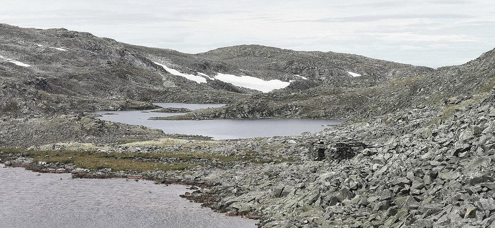  Imellom Nordnosi og Hånosi ligg fine murer av ei steinbu.