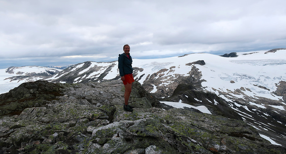 Brit Siv nyter fjellstunda ifrå Fjellstølsnipa 1483 moh og drømmer nok om nye fine skiturer i fjella her. Etter å ha fortalt om dei fine skiturer tidlegare i fjellområda rundt. Men, desse fjell toppane her var nye områder også for ho :)