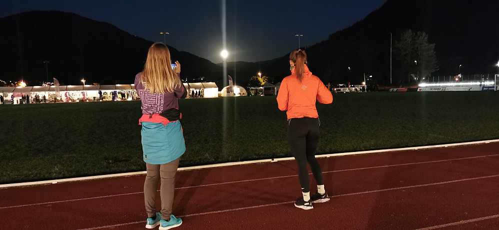Til Førde om kvelden for å springe nokre runder på bana for aksjonen stafett for livet ilag med Brit Siv og Miriam. Nydelig ramme over det heile var ein klar stjernehimmel og fullmåne.