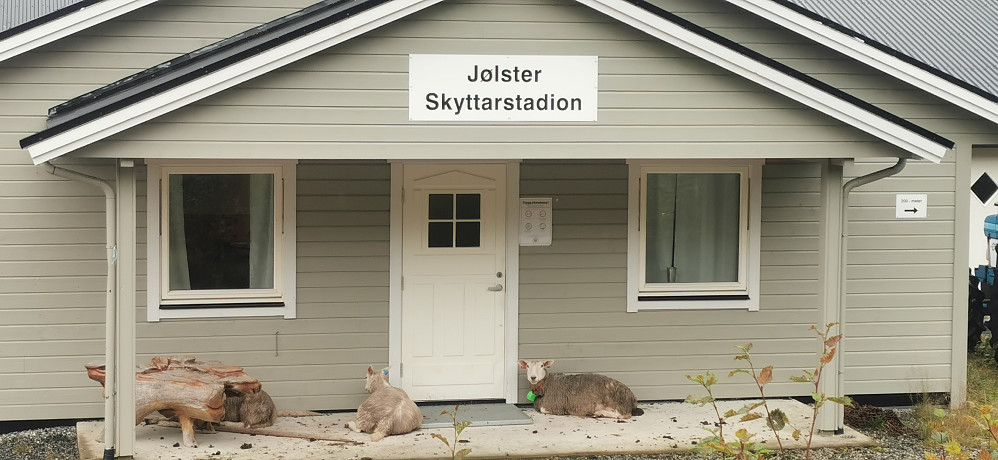 Passerer skytterhuset og tre stykker har søkt "ly" 