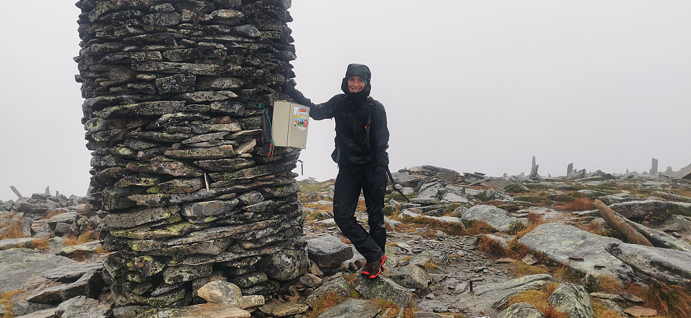Fin og tett varde på "fortoppen" Søre Blåskjerdingen 1061 moh mot Blåskjerdingen 1069 moh. Ein våt fornøyelse :)