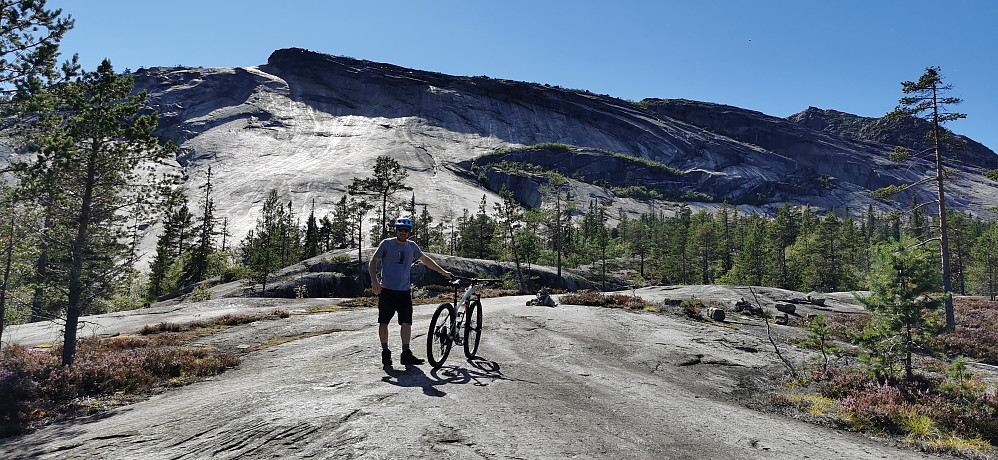Roholtfjellet er også fin som eit sykkelmål sånn delvis! :) Stor sans for dei som satser :) 