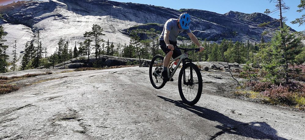 Roholtfjellet er også fin som eit sykkelmål sånn delvis! :) Stor sans for dei som satser :) 