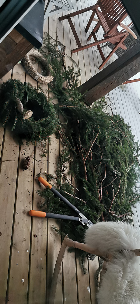 Fin syssel å binde kranser til jul ifrå  grantrea våre på Uppstunstøylen  på Eikås. Fin tradisjon også å gi vekk! 
