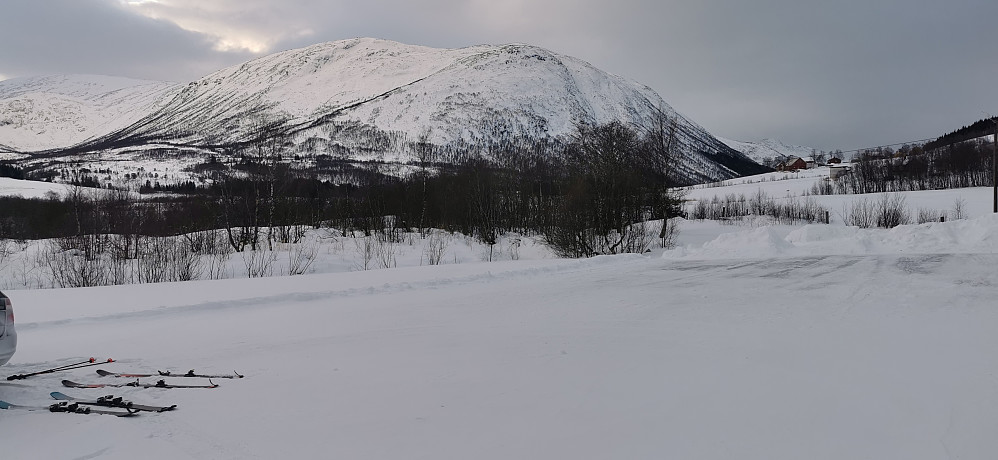 Medan parkering til Olahansfjellet var stappfull! Var det himmelsk fint å ha parkeringa for seg sjølv opp mot Grovabreen. Olahansfjellet i bakgrunn!