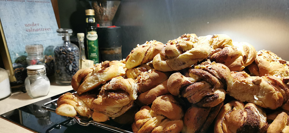 Svigerdatter Katrine, lurte på om eg kunne bake til grendamiddagen på Eikås Ungdomshus. Veldig kjekt å kunne bidra med det. Katrine og Espen var med i årets komite. Eg har sjølv vore leiar i hustyret til ungdomshuset. Har veldig sans for dugnadsarbeid til smågrendene og det sosiale livet det bringer med av positivitet og samhald.