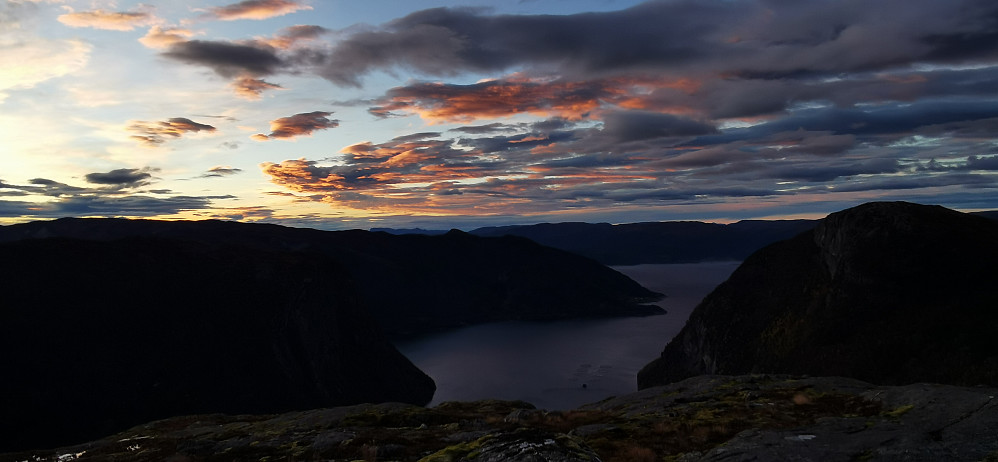 Nydelig himmel og kveld ved Sognefjorden 