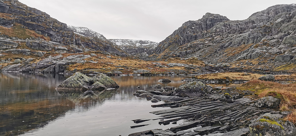 Ved siste vatnet Storevatnet 927 moh gjekk vi ryggen opp til toppen av Tuledalsegga 1208 moh.  