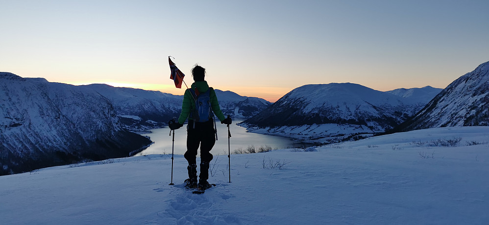 Nydelig kald kveldshimmel ifrå Nova over Jølstrabygd og Jølstravatnet.