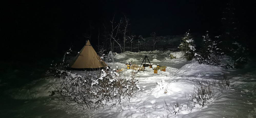 Olav/Skifantomet hadde laga til koselig stemning før tur til sine gjester denne kvelden! Møtte dei på vår veg nedover! Dei kunne berre glede seg :)