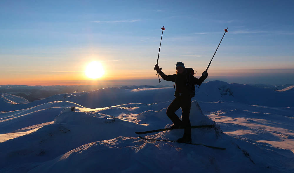 Solnedgang på toppen av Synnevaskjer 1543 moh Lykke å nyte vinterlyset med 11 blå