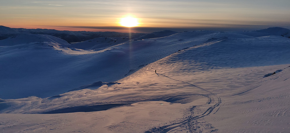 Solnedgang ifrå toppen av Synnevaskjer 1543 moh Lykke å nyte vinterlyset & masse nysnø med 11 blå