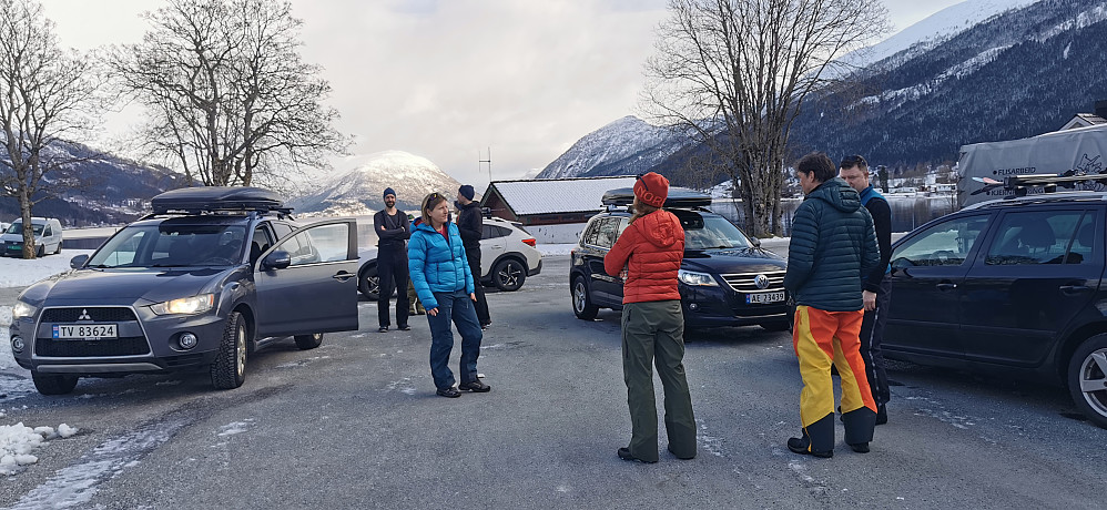 Samling av jubileumsgjengen til turstart ifrå Helgheim