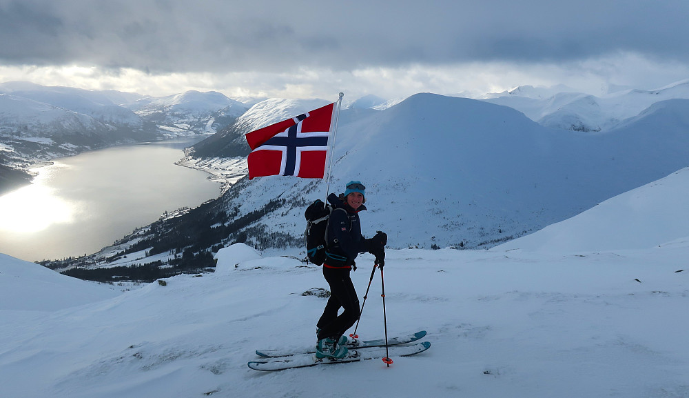Eg kjenner stor lykke for å flagge for jubilanten Brit Siv i nydelige Jølstrafjell.